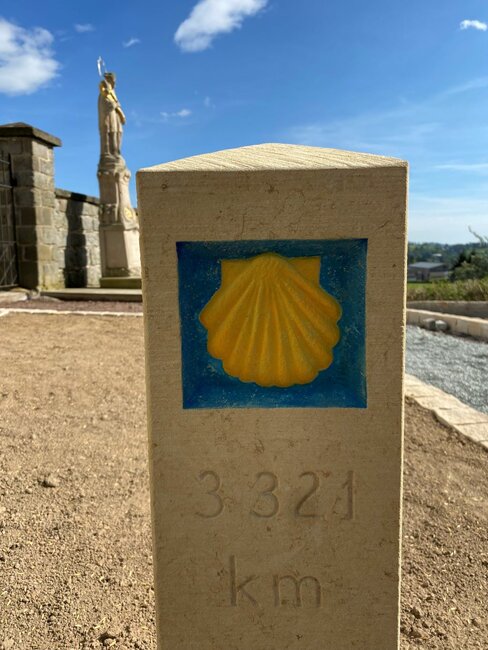 Nové patníky spojují Broumovsko s mekkou poutníků