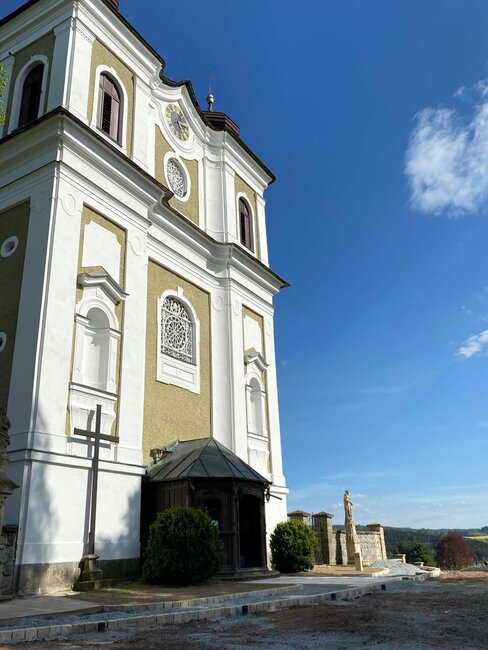 Nové patníky spojují Broumovsko s mekkou poutníků