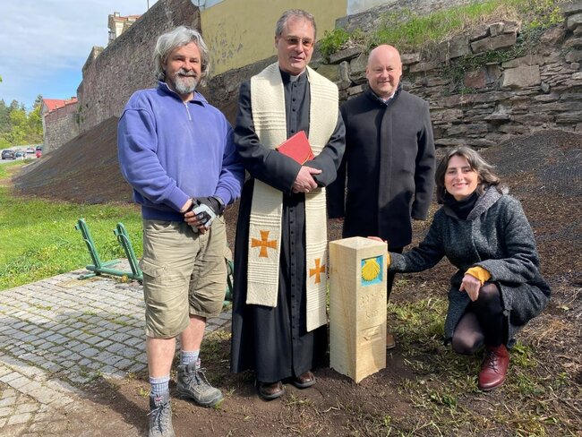 Nové patníky spojují Broumovsko s mekkou poutníků