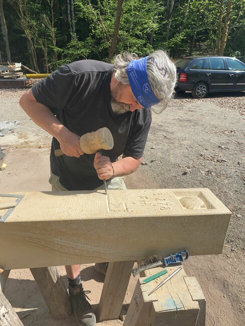 Nové patníky spojují Broumovsko s mekkou poutníků