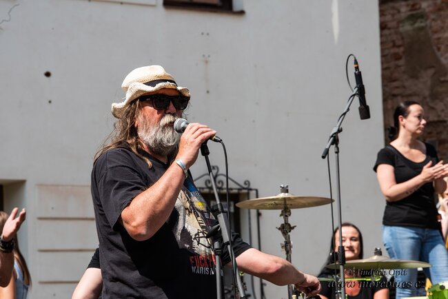 Eden pojede dál na svých vlnách