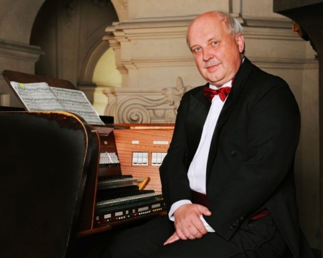 Na předposledním srpnovém koncertu festivalu Za poklady Broumovska vystoupí Pražský žesťový soubor s Alešem Bártou