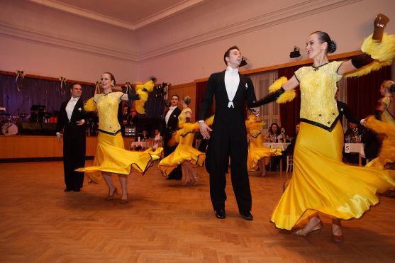 Na Plese podnikatelů v Broumově vystoupila světová špička v tanečních formacích Taneční škola Krok z Hradce Králové 