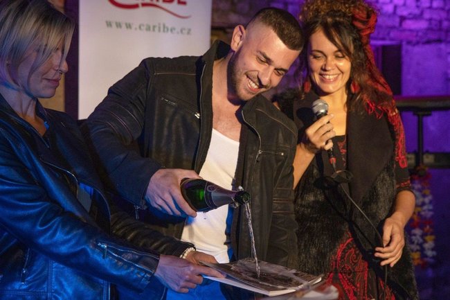 PERIFERIE NĚHY – rtěnka, sekt, vy, my a něžná periferie 