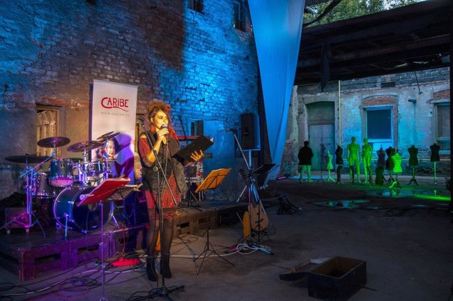 PERIFERIE NĚHY – rtěnka, sekt, vy, my a něžná periferie