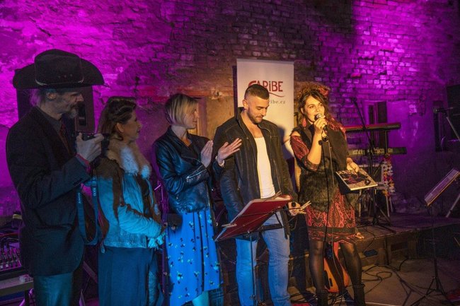 PERIFERIE NĚHY – rtěnka, sekt, vy, my a něžná periferie