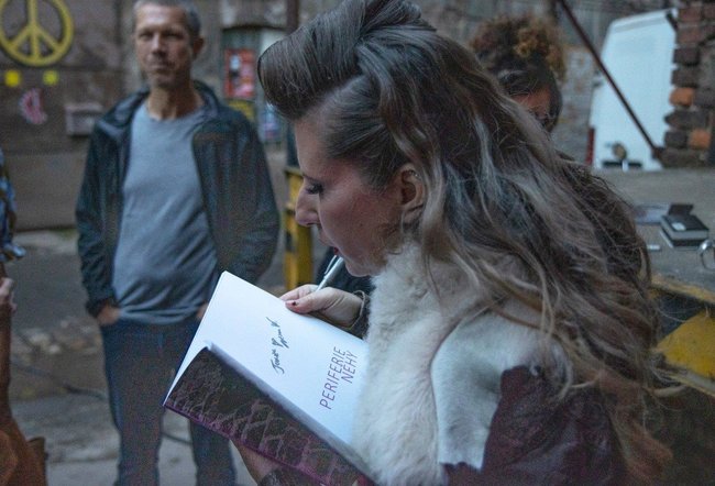 PERIFERIE NĚHY – rtěnka, sekt, vy, my a něžná periferie