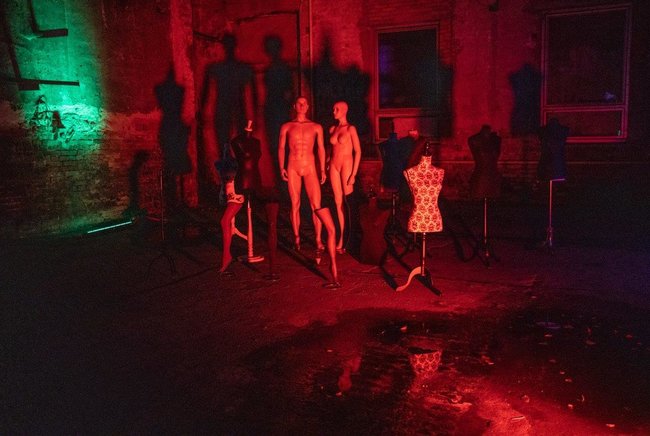 PERIFERIE NĚHY – rtěnka, sekt, vy, my a něžná periferie