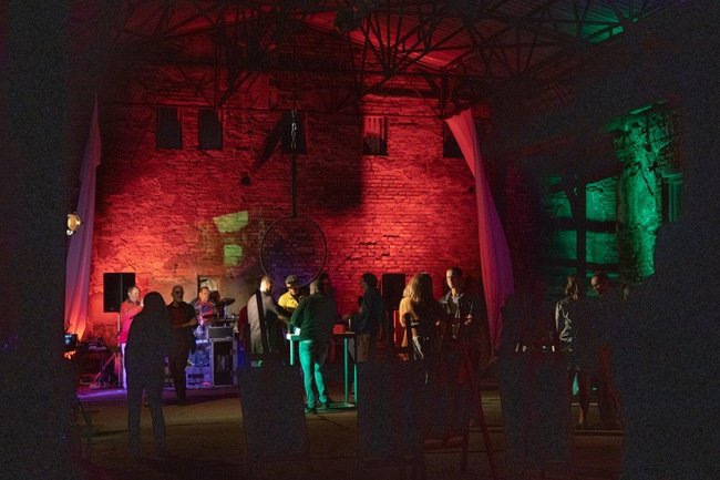 PERIFERIE NĚHY – rtěnka, sekt, vy, my a něžná periferie