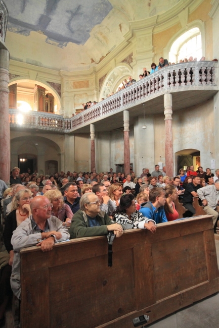 Dostaveníčkem před kostelem se Trio Arundo rozloučilo s návštěvníky třetího festivalového koncertu