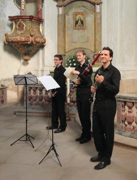 Dostaveníčkem před kostelem se Trio Arundo rozloučilo s návštěvníky třetího festivalového koncertu