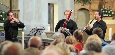 Dostaveníčkem před kostelem se Trio Arundo rozloučilo s návštěvníky třetího festivalového koncertu