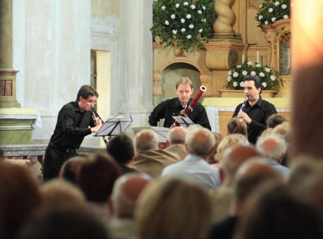 Dostaveníčkem před kostelem se Trio Arundo rozloučilo s návštěvníky třetího festivalového koncertu