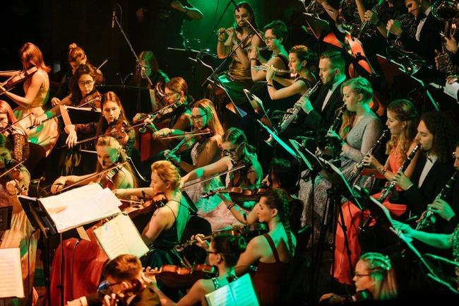 Benefiční koncert Police Symphony Orchestra z broumovského kláštera – P. S. ONLINE 