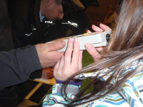 Noc s policií na Broumovsku - reportáž: nezletilí v hernách, kontrola na silnicích atd. 