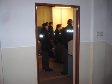 Noc s policií na Broumovsku - reportáž: nezletilí v hernách, kontrola na silnicích atd. 