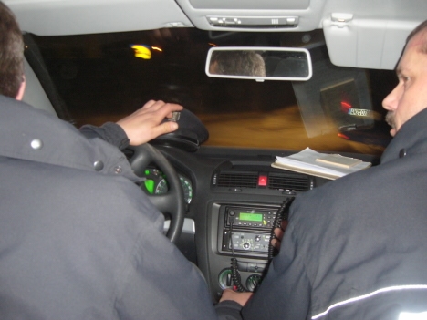 Noc s policií na Broumovsku - reportáž: nezletilí v hernách, kontrola na silnicích atd. 