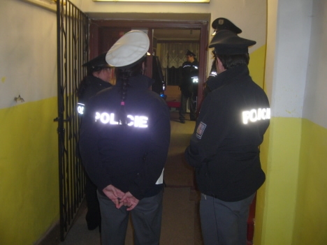 Noc s policií na Broumovsku - reportáž: nezletilí v hernách, kontrola na silnicích atd. 