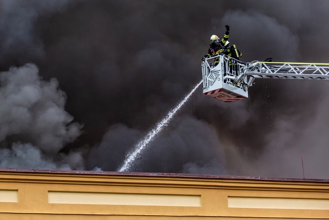"Děsivé peklo zlomeno houževnatým zásahem všech hasičských jednotek." 