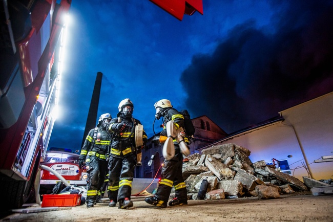 "Děsivé peklo zlomeno houževnatým zásahem všech hasičských jednotek." 