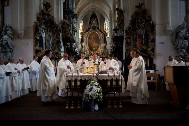 Nový želivský opat převzal požehnání z rukou královéhradeckého biskupa