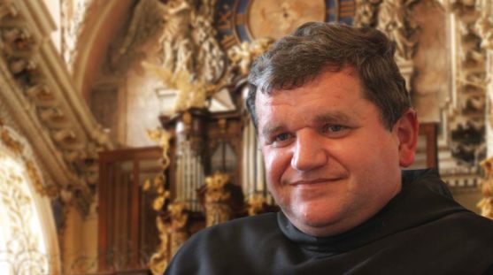 Převor Prokop Siostrzonek se vrací provést návštěvníky broumovského kláštera