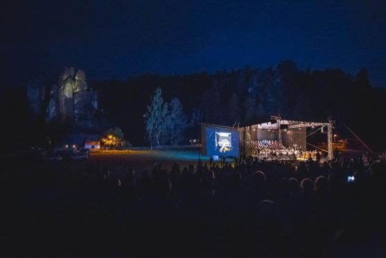 Mladý orchestr vzdal hold přírodě. Adršpašské skály naslouchaly dialogu Země a člověka