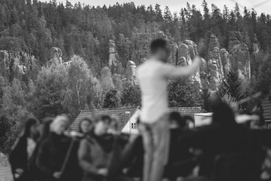 Mladý orchestr vzdal hold přírodě. Adršpašské skály naslouchaly dialogu Země a člověka