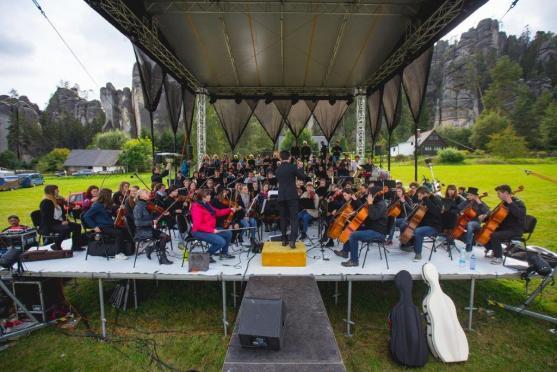 Mladý orchestr vzdal hold přírodě. Adršpašské skály naslouchaly dialogu Země a člověka