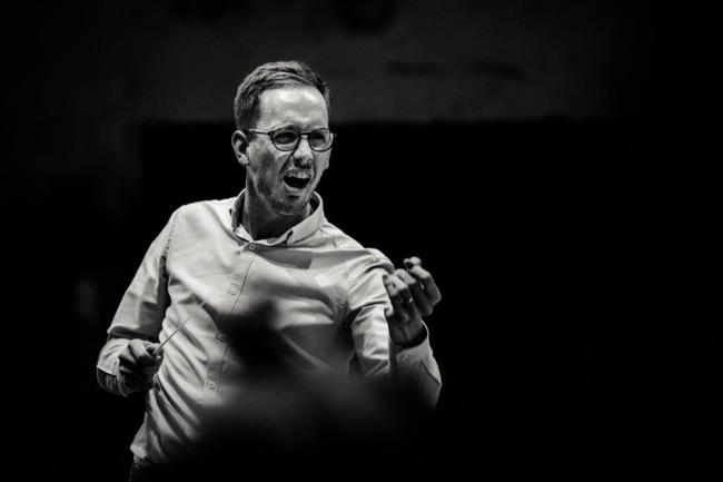 Mladý symfonický orchestr rozezní při neobvyklém turné nádražní budovy 