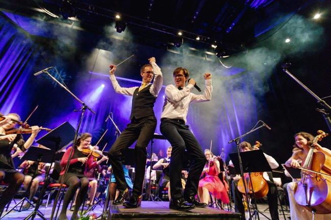 Mladý symfonický orchestr rozezní při neobvyklém turné nádražní budovy 