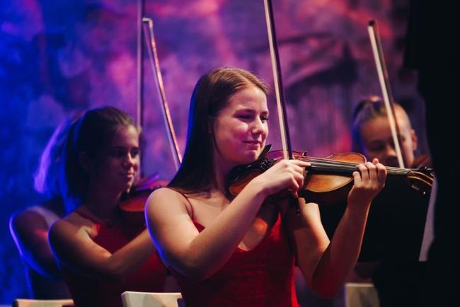 Benefiční koncert Police Symphony Orchestra z broumovského kláštera – P. S. ONLINE