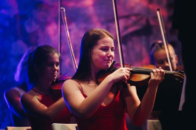 Mladý symfonický orchestr rozezní při neobvyklém turné nádražní budovy 