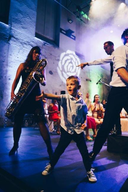 Mladý symfonický orchestr rozezní při neobvyklém turné nádražní budovy 