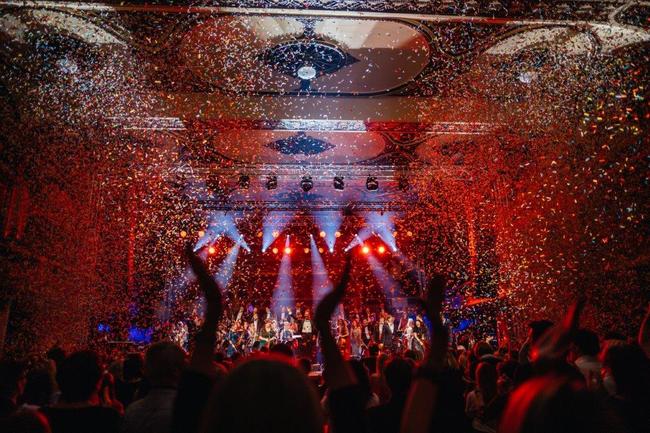 Mladý symfonický orchestr rozezní při neobvyklém turné nádražní budovy 