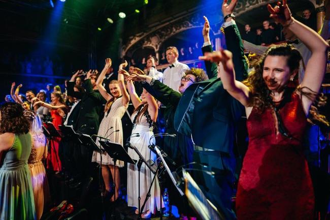 Mladý symfonický orchestr rozezní při neobvyklém turné nádražní budovy 