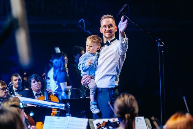 Mladý symfonický orchestr rozezní při neobvyklém turné nádražní budovy 