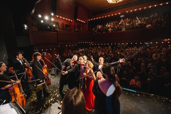 Mladý symfonický orchestr rozezní při neobvyklém turné nádražní budovy 