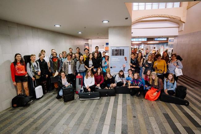 Při koncertním benefičním turné po nádražích muzikanti z Police Symphony Orchestra vybrali pro Plešouny přes sto tisíc korun 