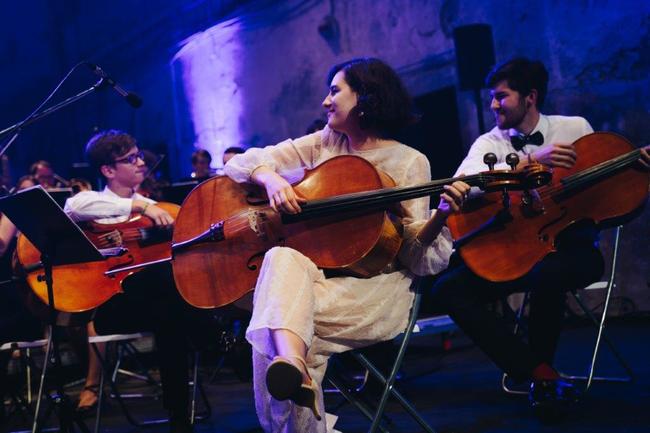 Mladý symfonický orchestr rozezní při neobvyklém turné nádražní budovy 