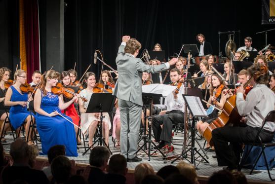 Slyšte, slyšte! Když se v Polici 30. srpna setmí…