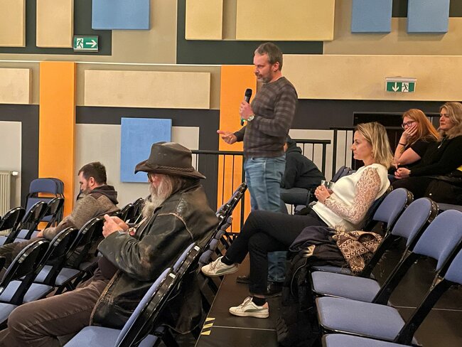 Veřejné diskuse by se měly konat pravidelně, shodli se návštěvníci debaty Hlasy Broumovska