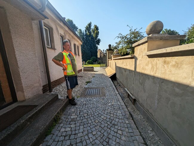 Památný hřbitov má novou zeď. Oprava čeká i původní kostel