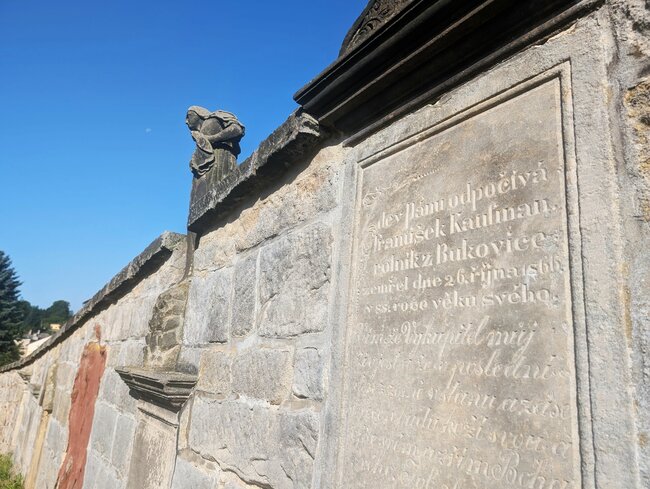 Památný hřbitov má novou zeď. Oprava čeká i původní kostel