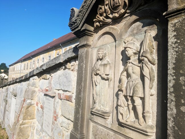 Památný hřbitov má novou zeď. Oprava čeká i původní kostel