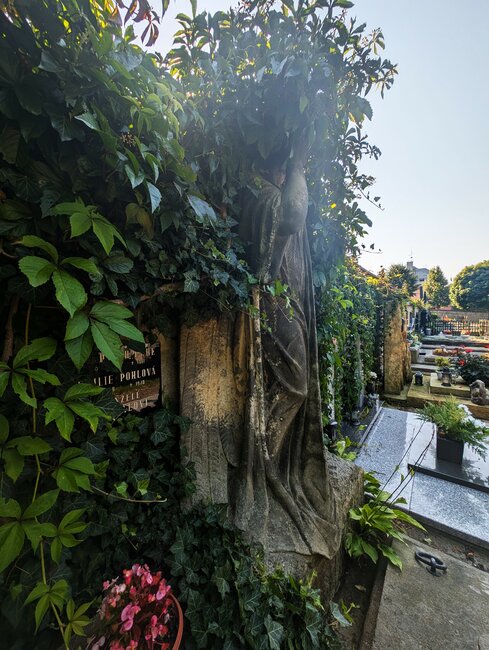 Památný hřbitov má novou zeď. Oprava čeká i původní kostel