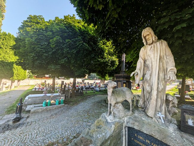 Památný hřbitov má novou zeď. Oprava čeká i původní kostel