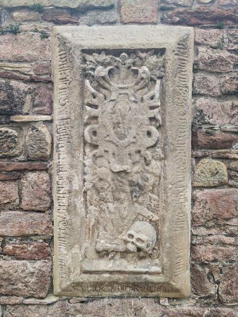 Tváře místo strašidel. Broumov opravuje renesanční náhrobky