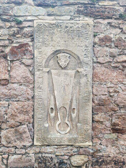 Tváře místo strašidel. Broumov opravuje renesanční náhrobky