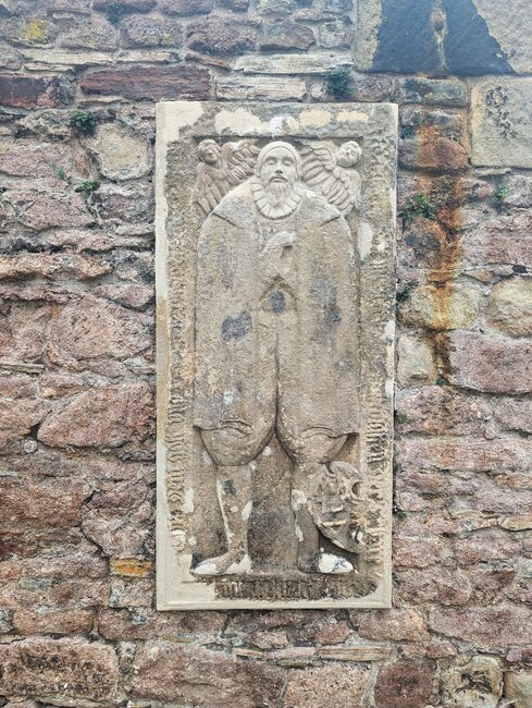 Tváře místo strašidel. Broumov opravuje renesanční náhrobky